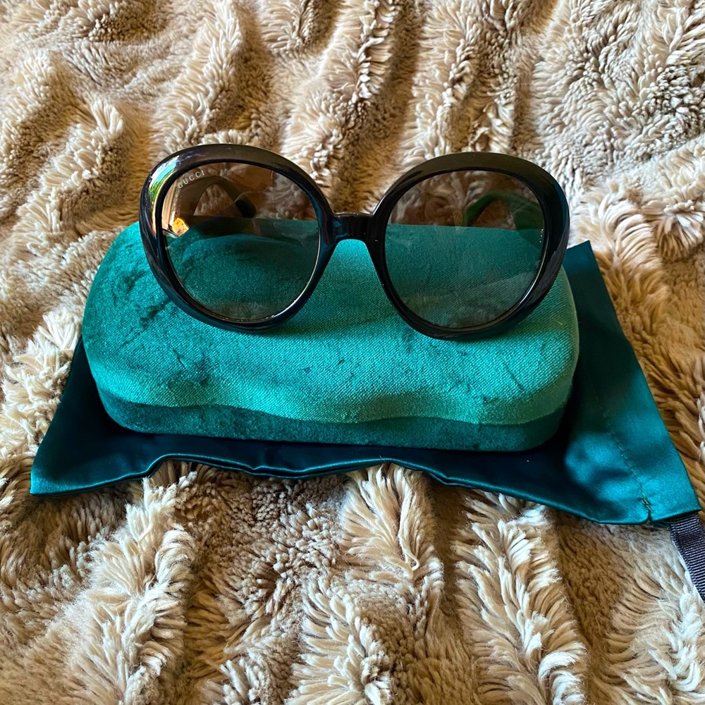 Gucci sunglasses, full rim, round.